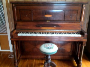 PENT GAMMELT MAHOGNY PIANO